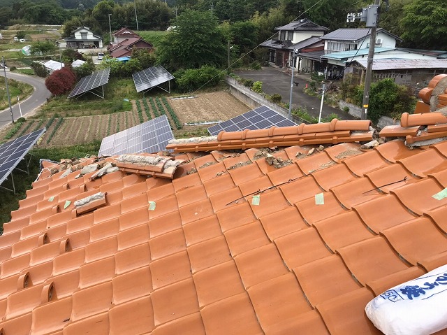 宮城県で地震で崩れた棟を7寸丸瓦で屋根工事しました。